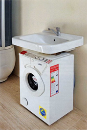 Фото стиральной машины, установленной под раковиной
