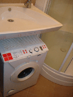 Стиральная машинка Eurosoba Sprint и раковина Кувшинка-Диал в ванной комнате с душевой кабинкой